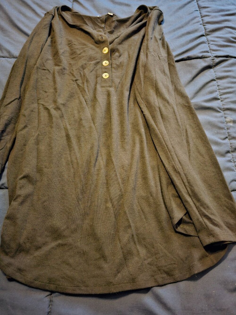 Pullover top, functional buttons at neckline, Tag Cut Off for comfort, Xl